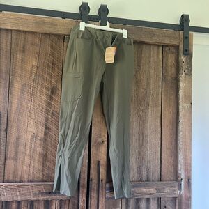 Patagonia skyline traveler pant size 8
Color: basin green